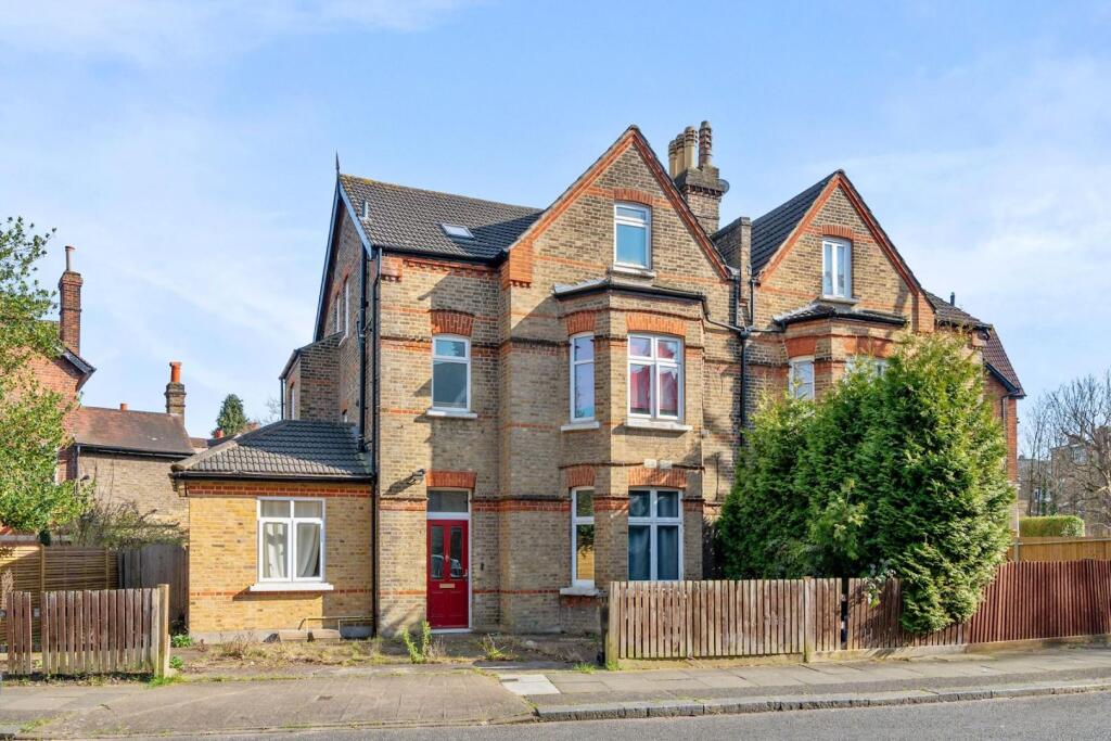 01-b54682362 - PropWorld - NS - Top Floor Flat, 8 