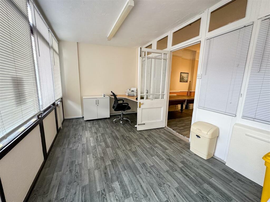 STAFF/SUN ROOM