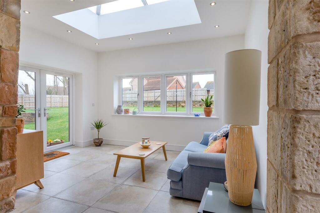 8583926-interior34.jpg