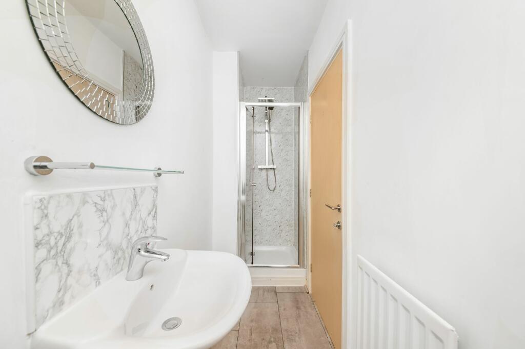 EN-SUITE SHOWER ROOM
