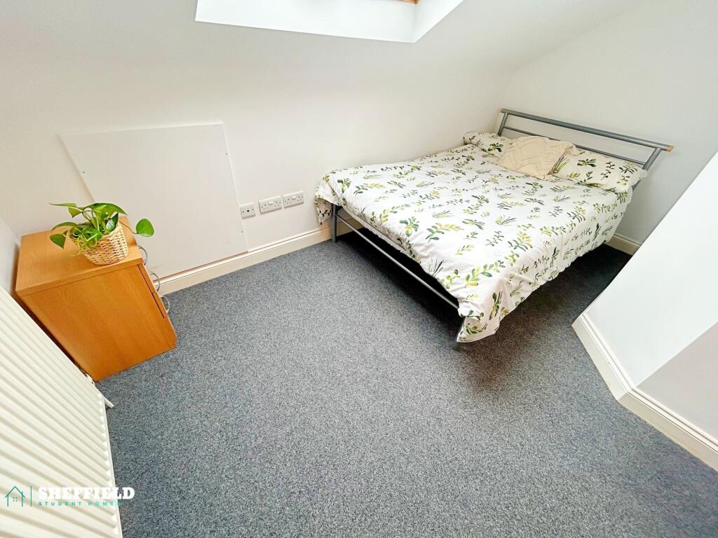 Bright, tidy double bedroom with a double bed, ...