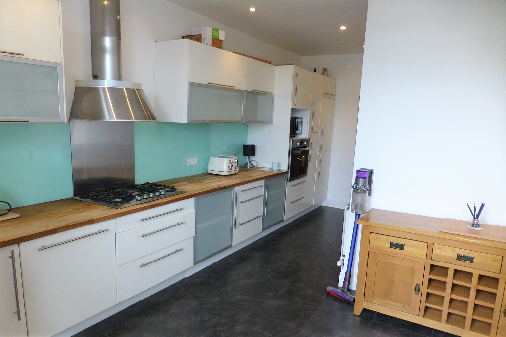 FITTED KITCHEN