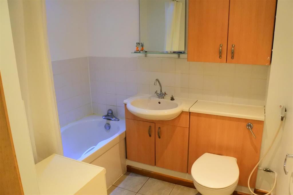 Bathroom 1.JPG