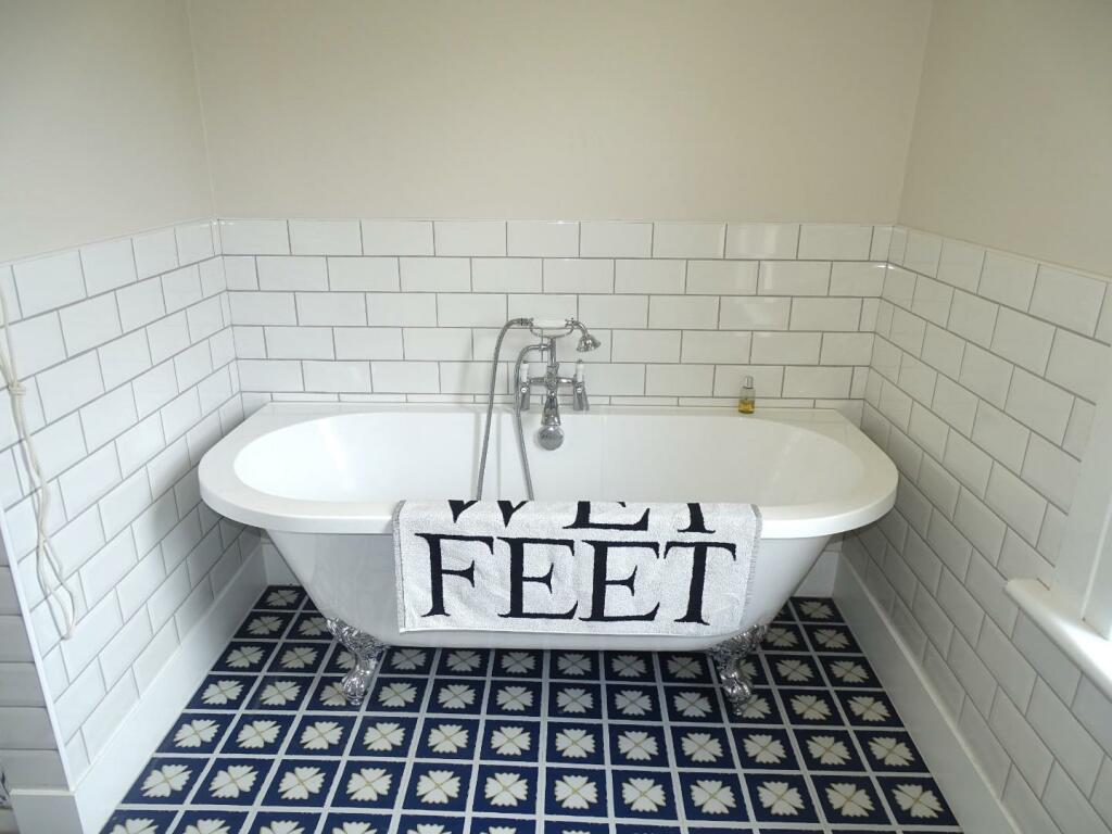 FEATURE BALL AND CLAW TUB BATH