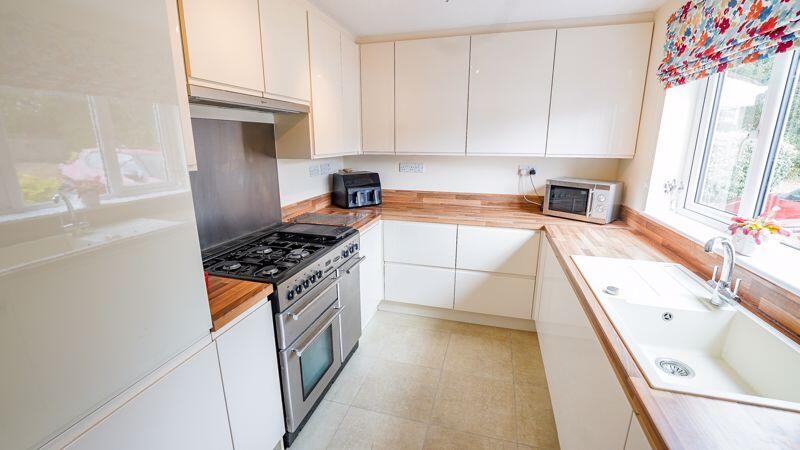 Fully fitted kitchen