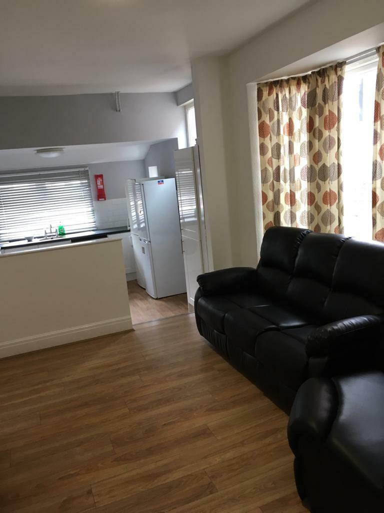 29) 11 Auckland Avenue Living Room 06.08.2020.jpg
