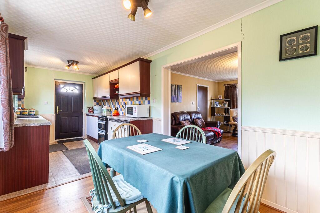 Kitchen / Dining 