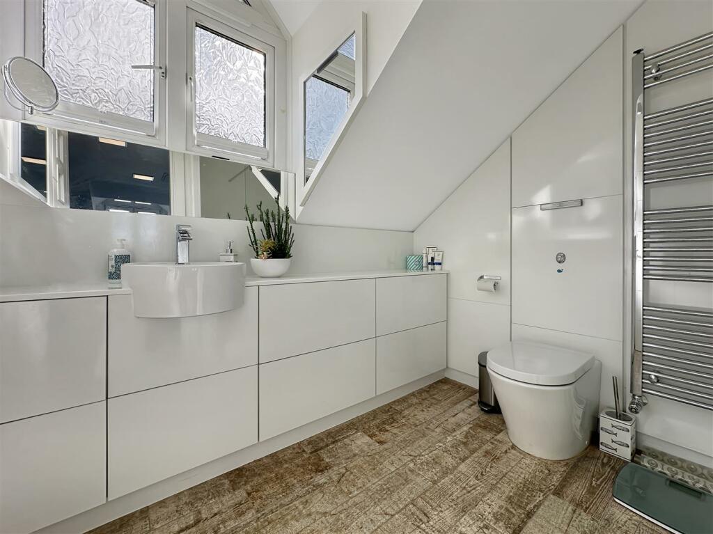 Main Bedroom En Suite.JPG