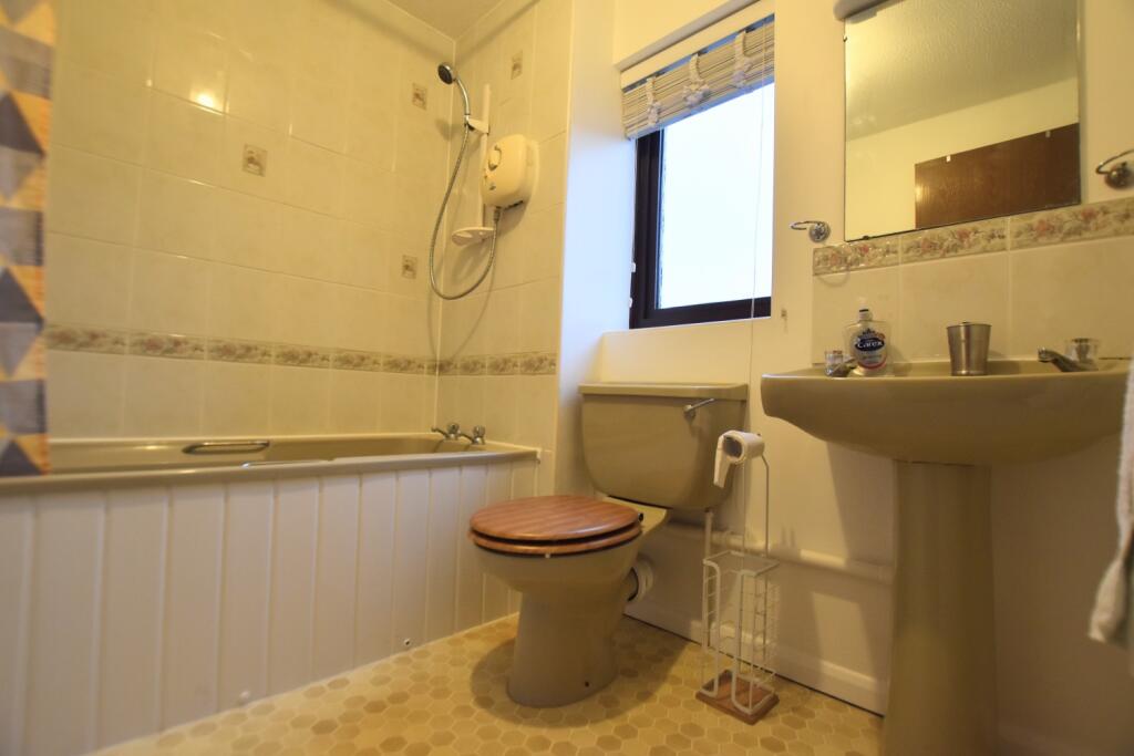 19 Goodwood bathroom