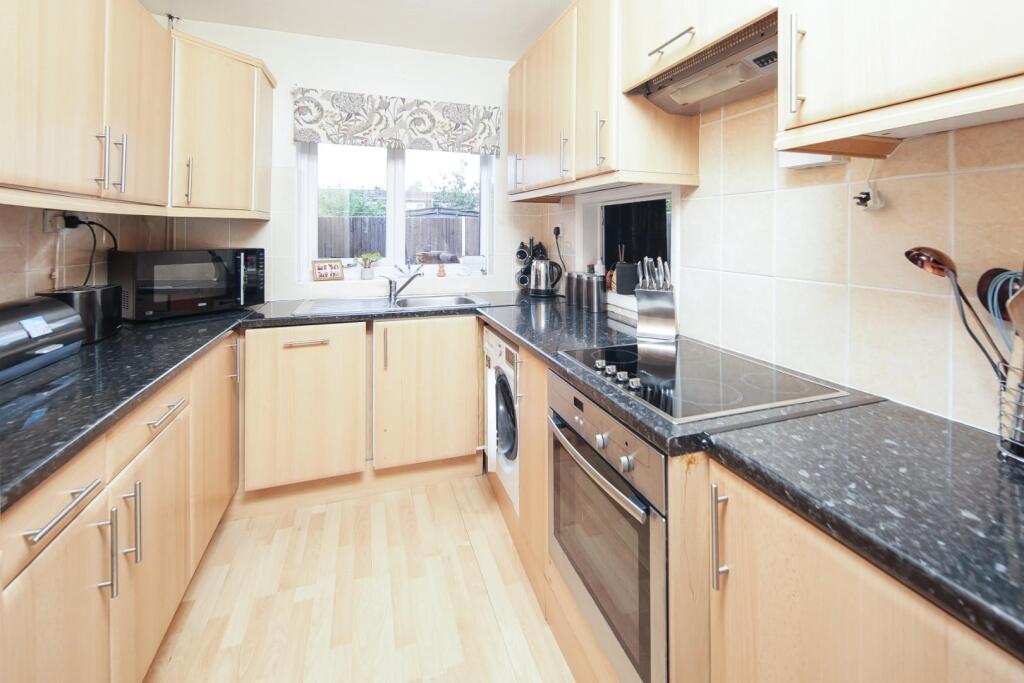 10 Severn Close-10.jpg