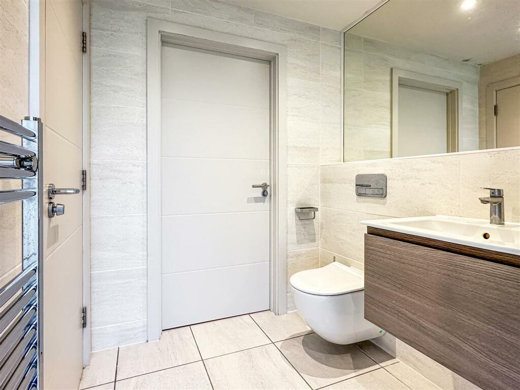 Bathroom 2.jpg