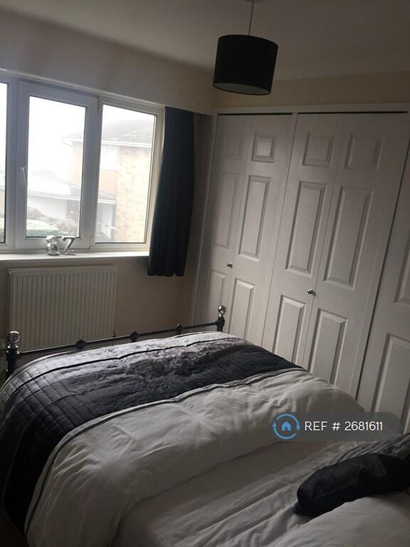 Bedroom 2 Photo b
