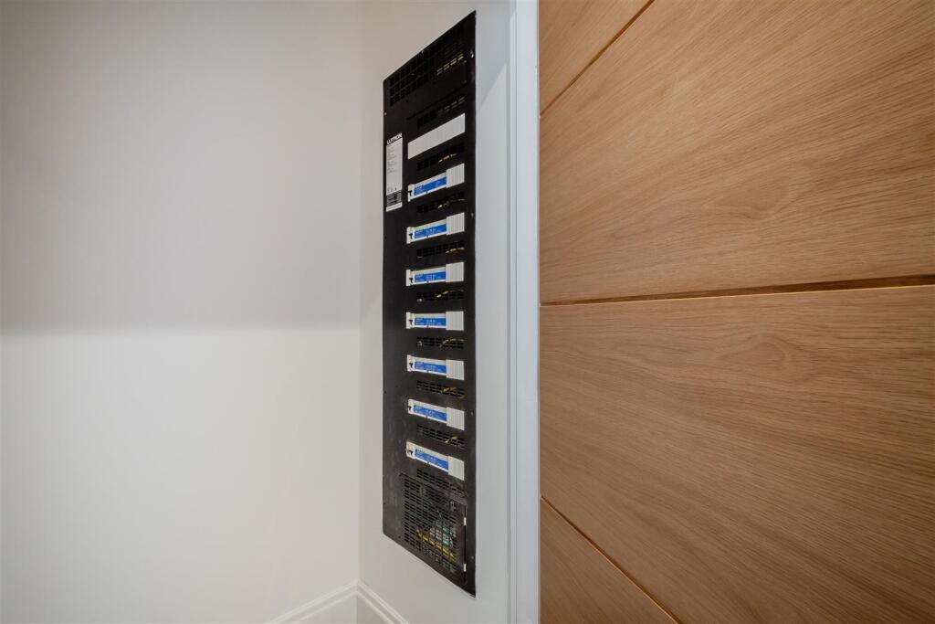 8652668-interior40.jpg