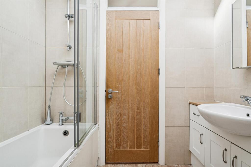 45 Oak Hill Bathroom 1.jpg