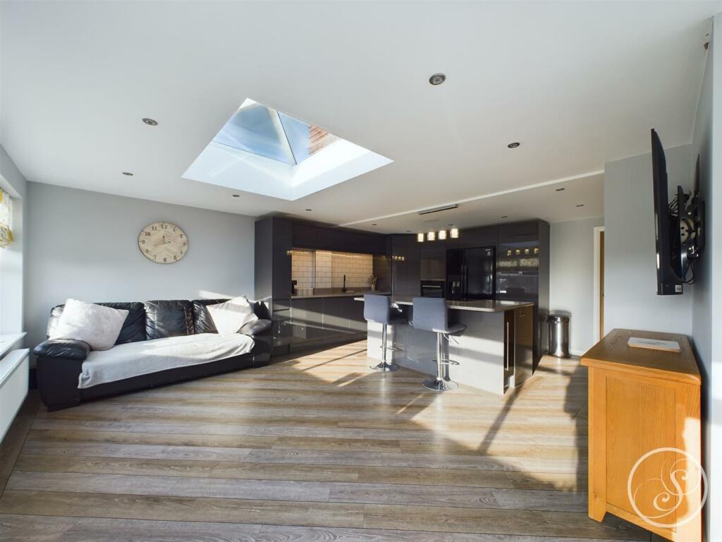 KITCHEN/LIVING AREA