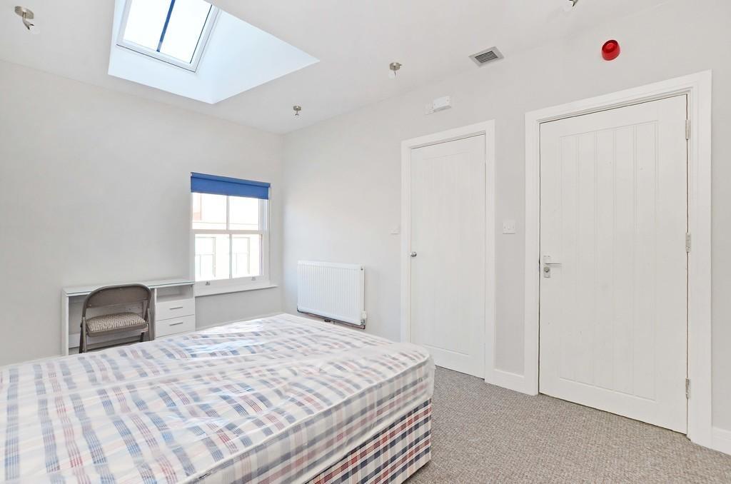 Bright and clean double bedroom featuring a com...