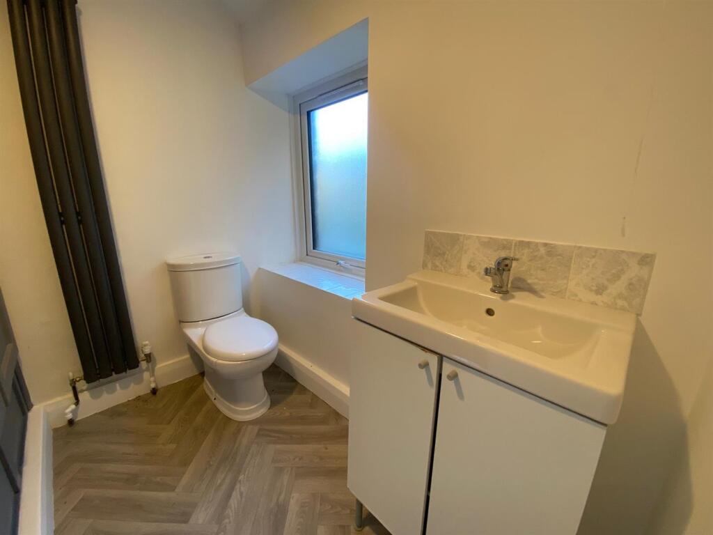 SHOWER ROOM 1.jpg