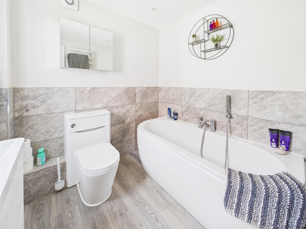 CAM01354G0-PR0520-STILL008