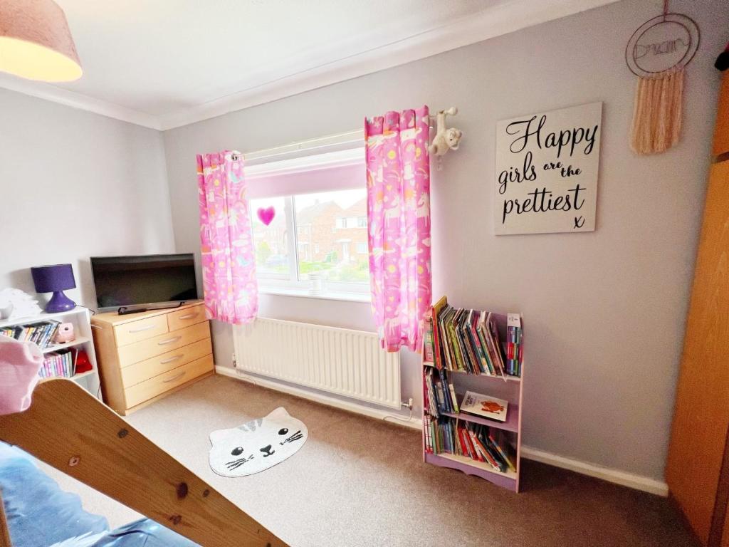 Bedroom 2 pic 2.jpg