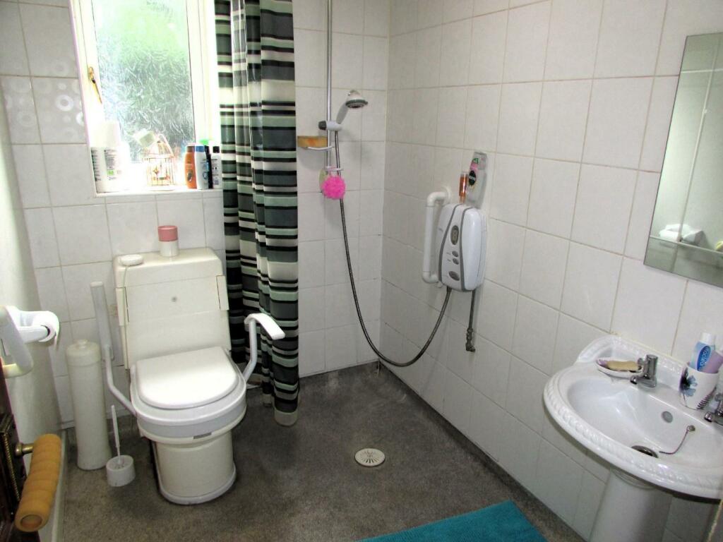 SchoolRd22bath.JPG