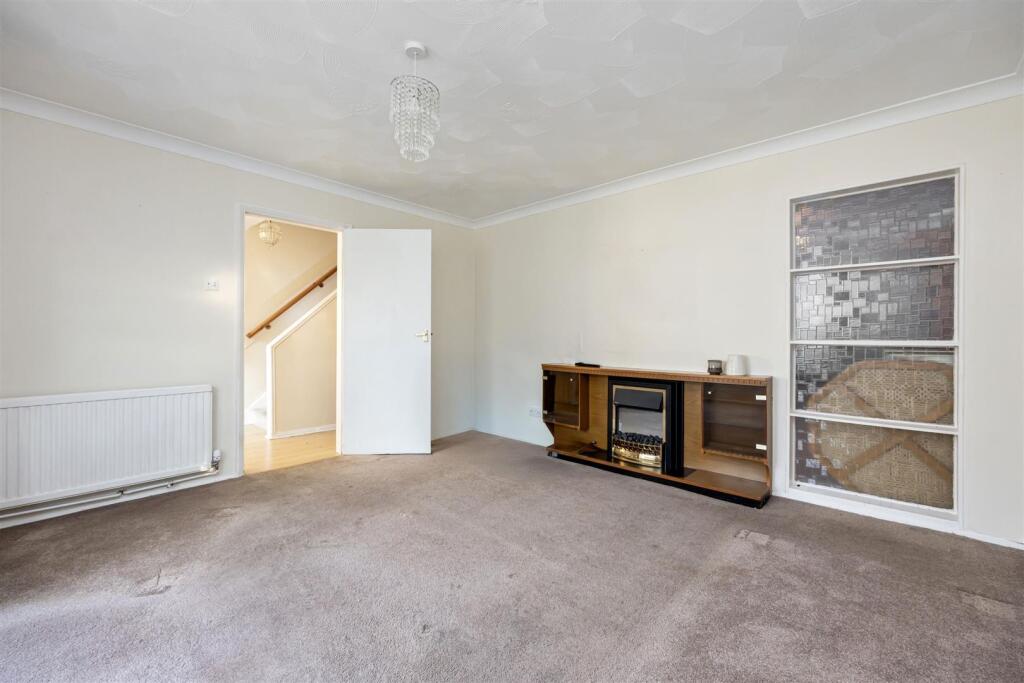 Chichester Close 21 LOUNGE 3.jpeg