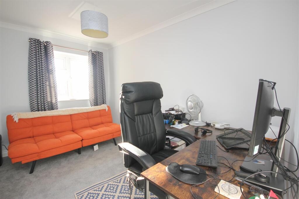 bed 5  office.JPG