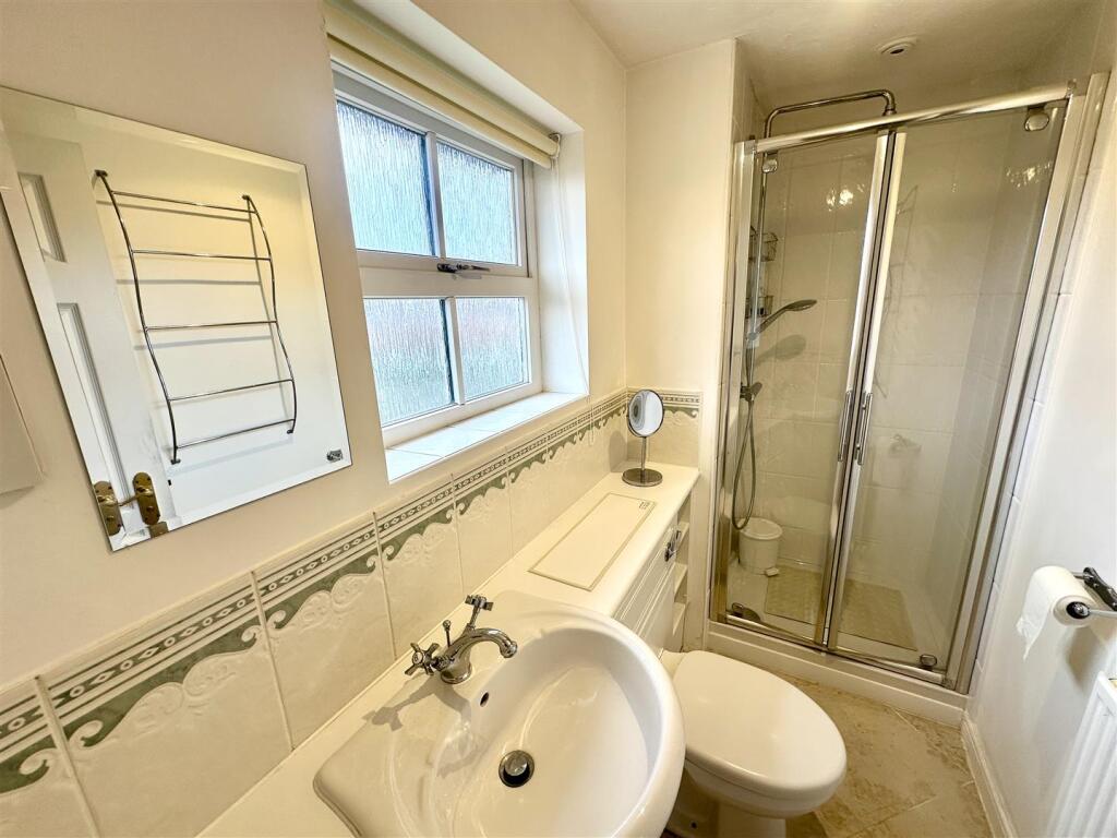 EN-SUITE SHOWER ROOM