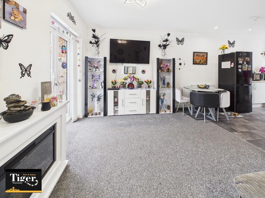 CAM02176G0-PR0653...