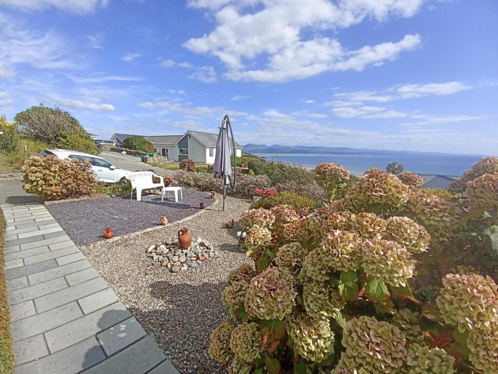 Front Garden &amp; Drive.jpg