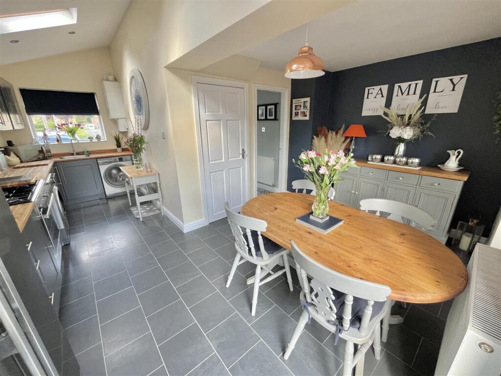 Dining Kitchen Aspect 3