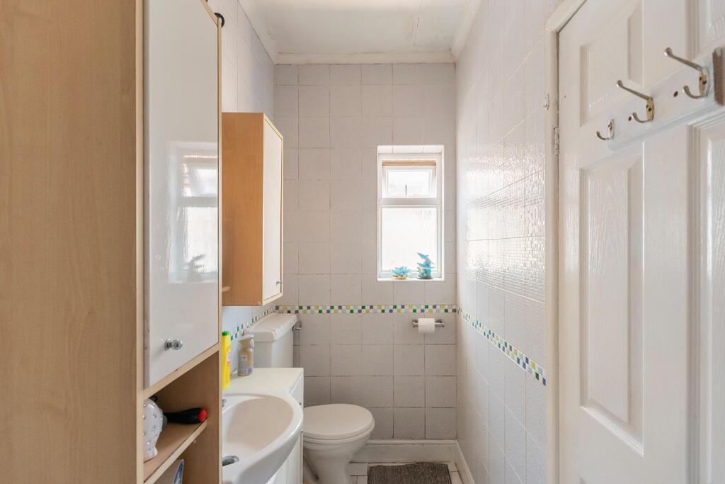 7S1R6EE - Shower Room B.jpg