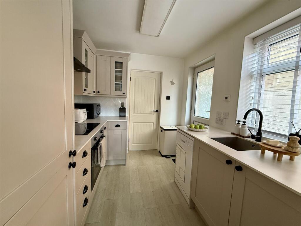Kitchen: