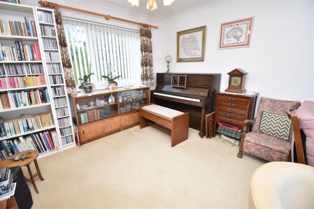 Living room 3.JPG