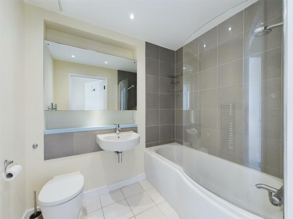 35 Tre Lowen Bathroom