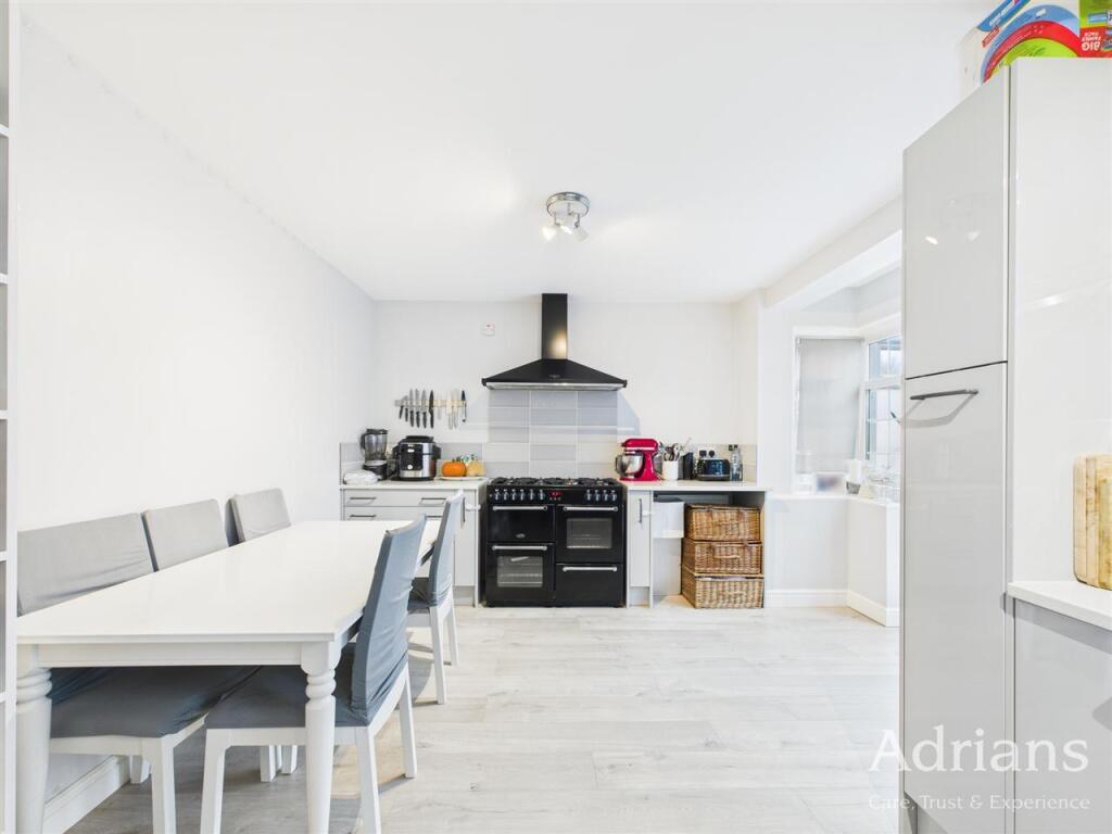 KITCHEN /