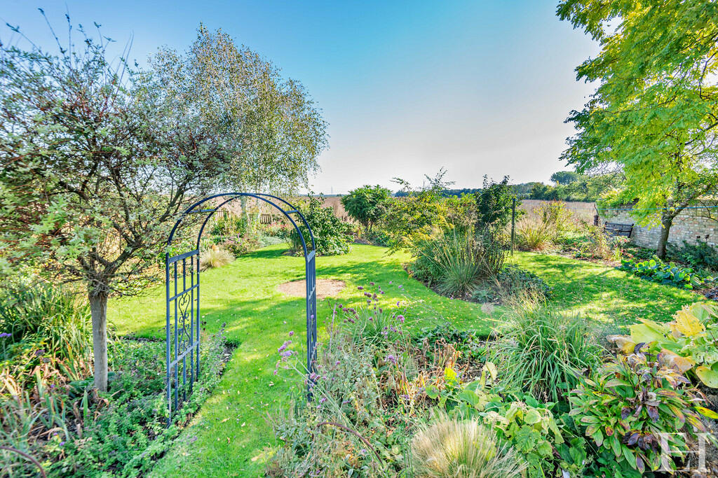 8623735-exteriorW...