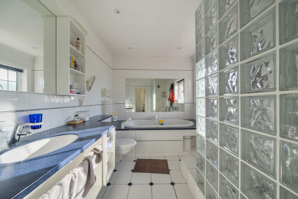 1381793-11-692063...