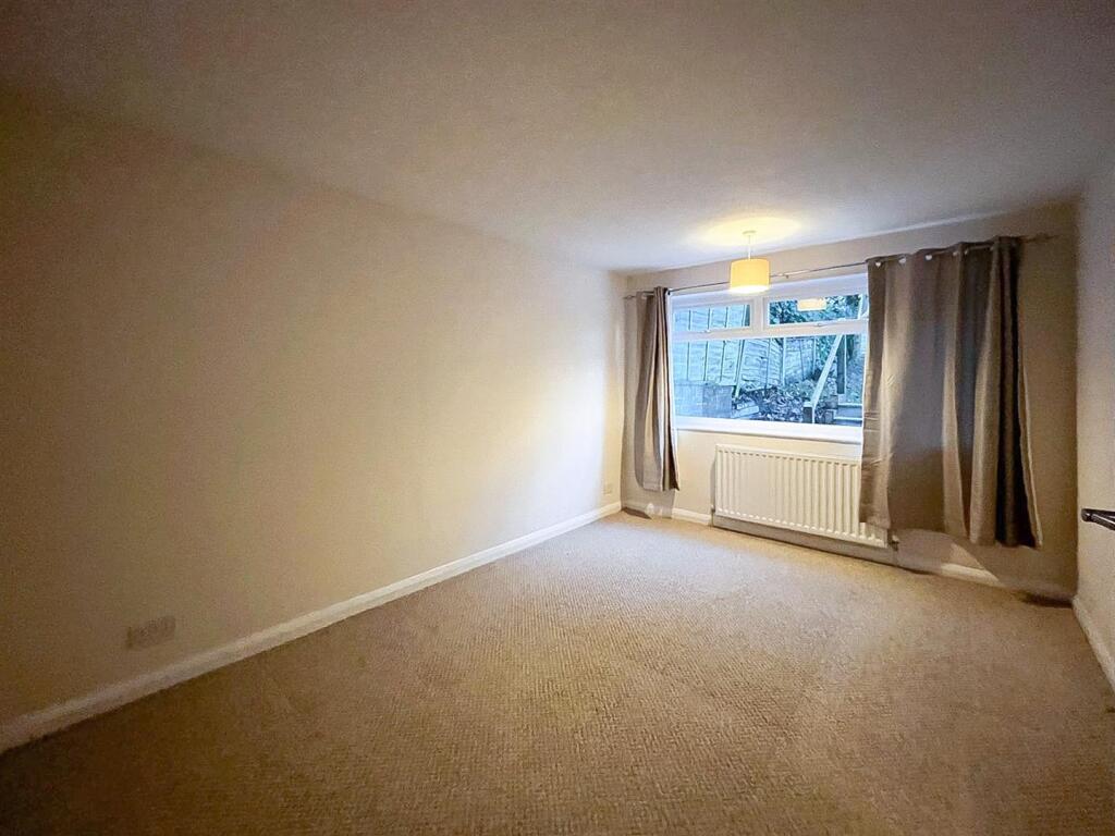 19 High Trees -  Bedroom 1-1.jpg