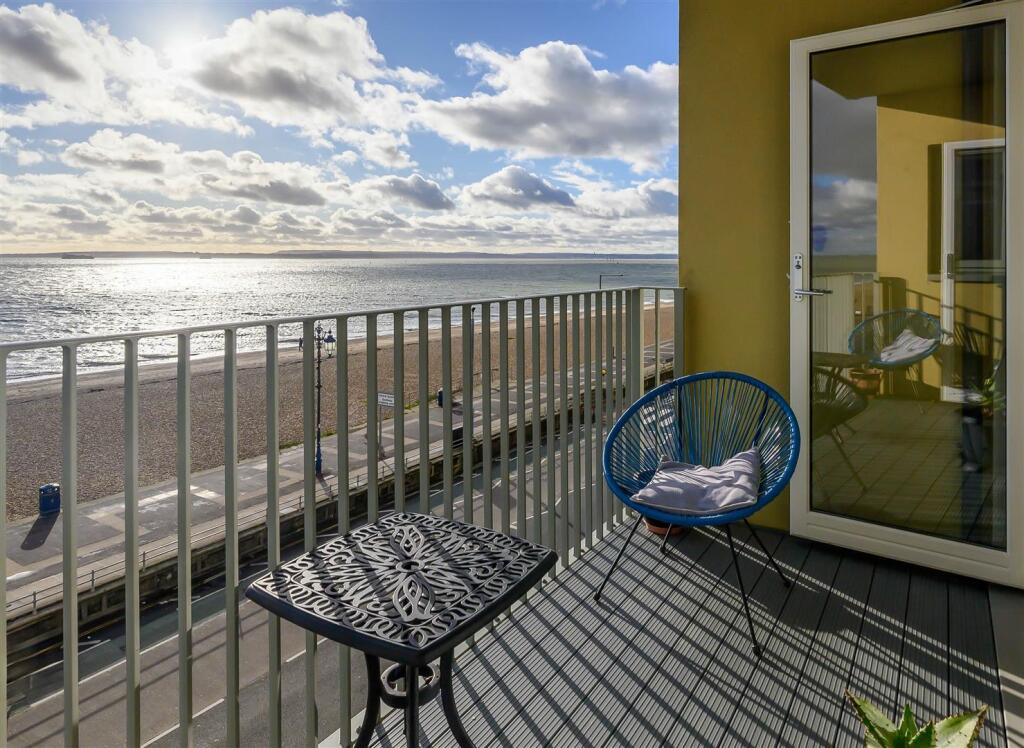 35 Tudor rose court balcony 1.jpg