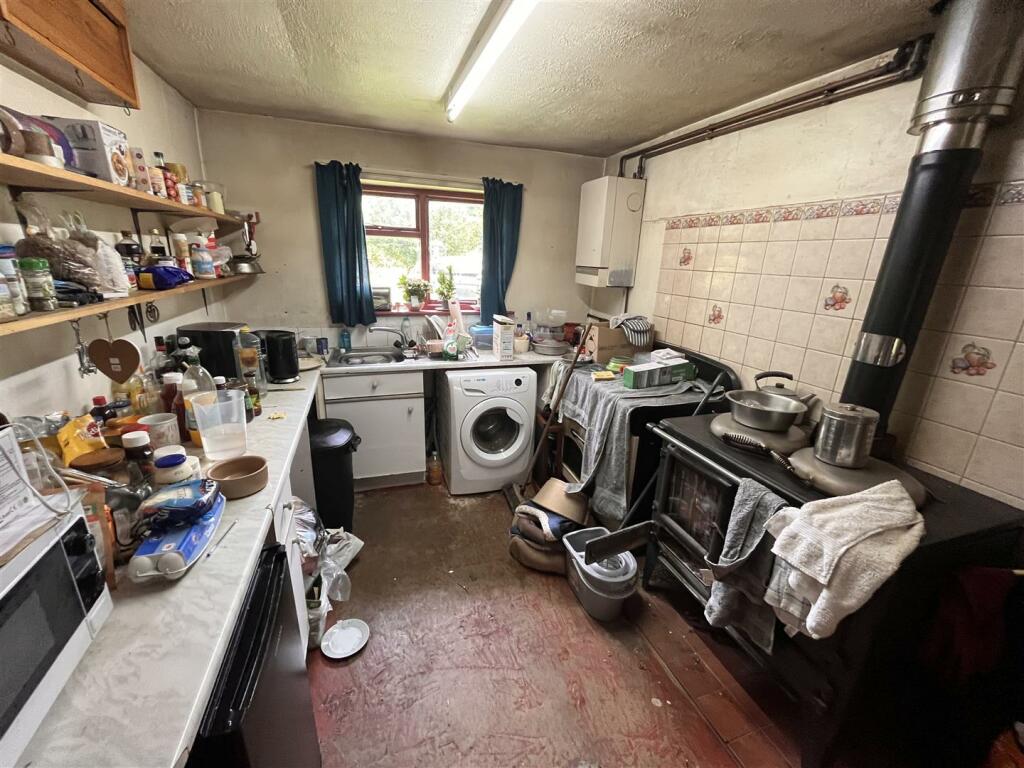 KITCHEN/DINING ROOM