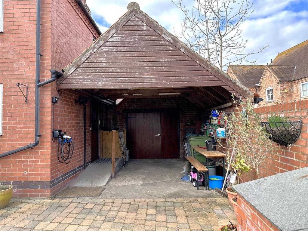 Large Carport &amp; GARAGE 838