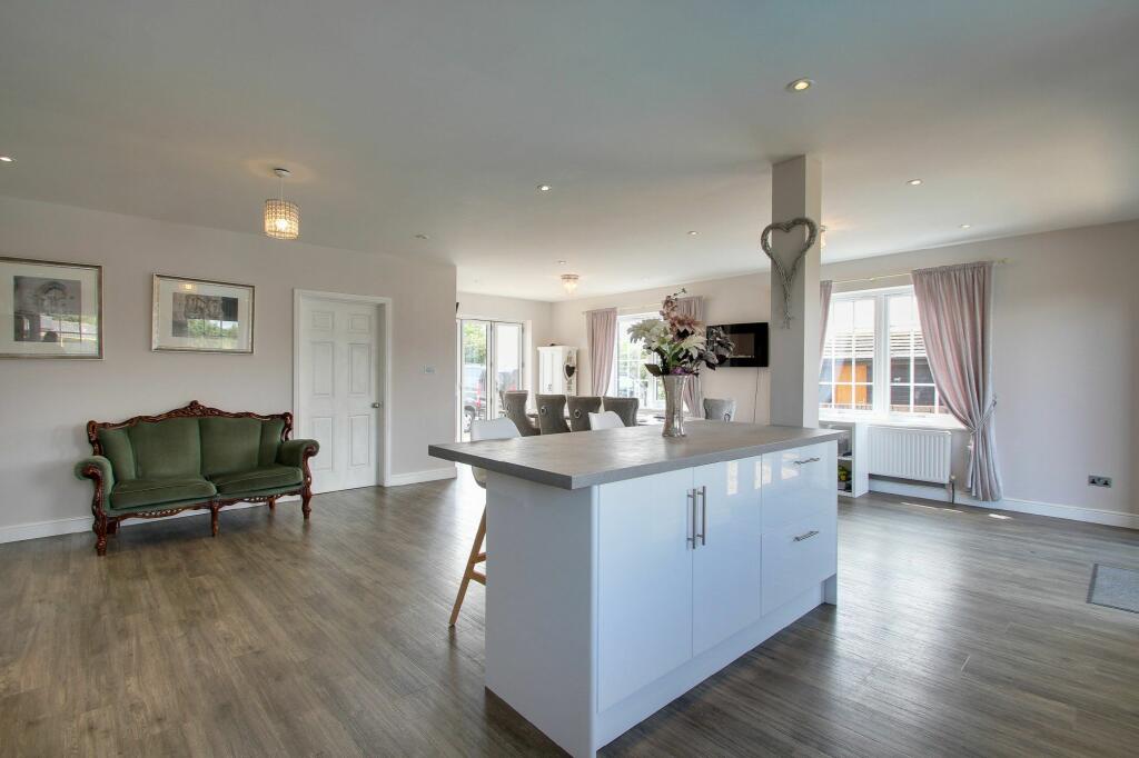 KITCHEN/DINER/FAMILY ROOM