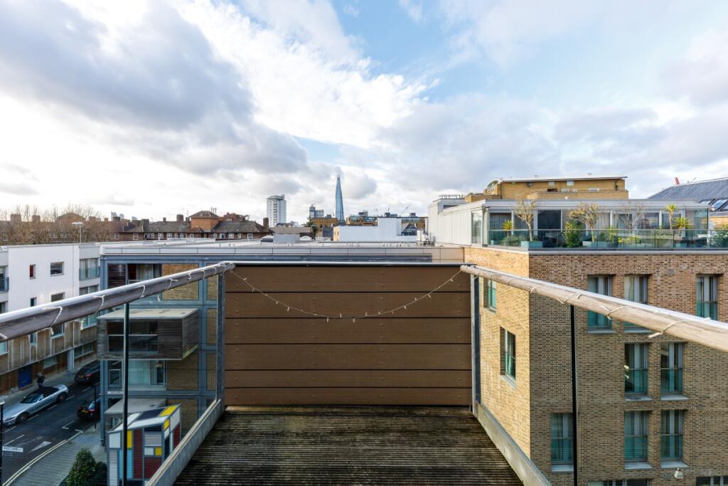 Axis Court F25 (0...