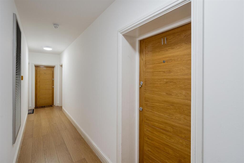 Eastwood Close, E18