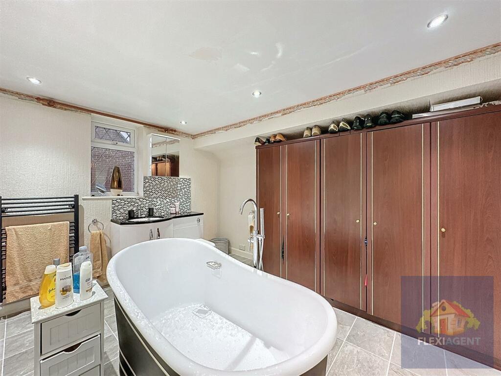 Ensuite Dressing Room / Bedroom