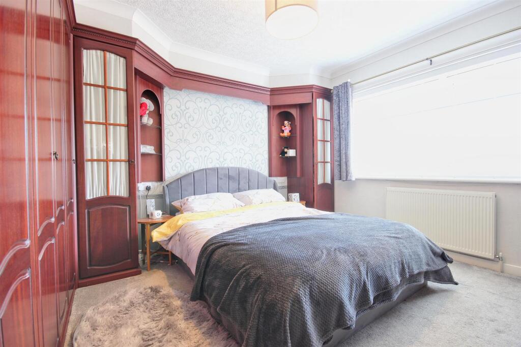 BEDROOM 1 (FRONT)