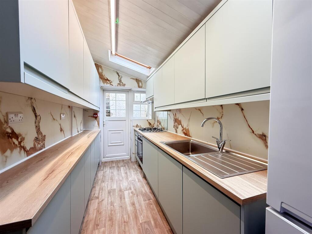 Kitchen 2.JPG