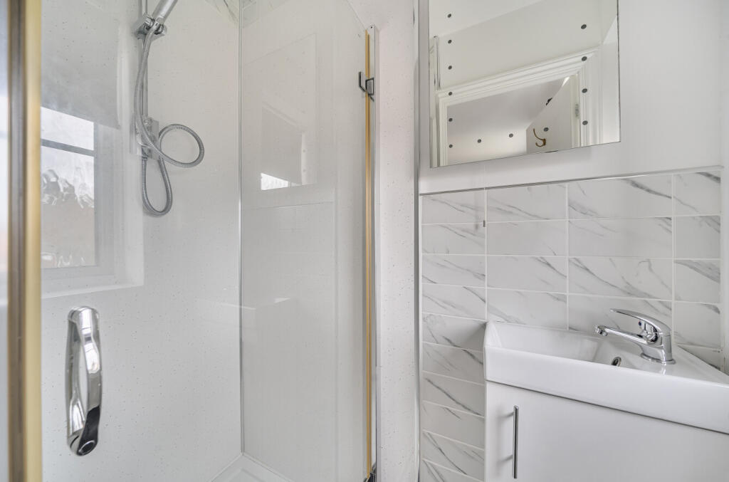 1381722-3-694024a...