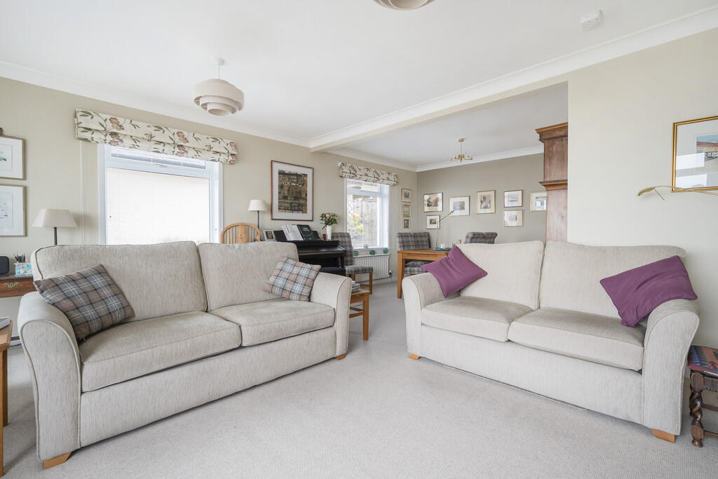 Lounge/Dining Roo...