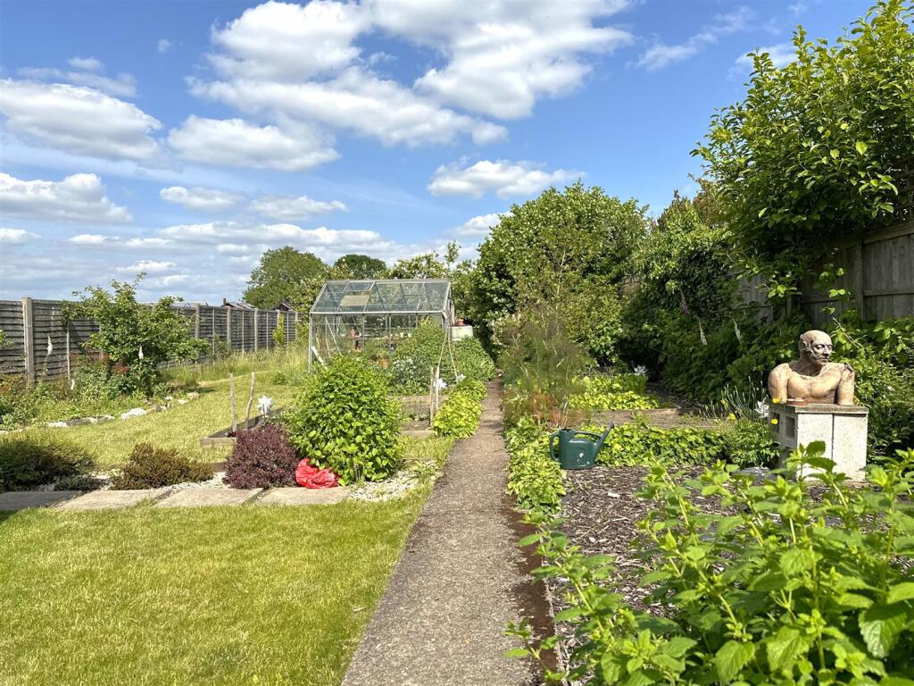 Beautifully Established Garden 038